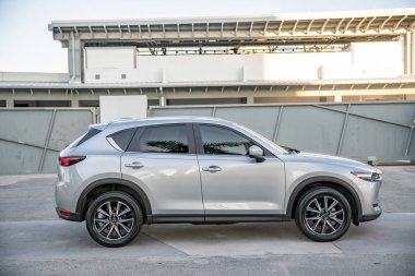 Dış yolcular Mazda Cx 5 spor aracı Vehi 'nin yan görüntüsü