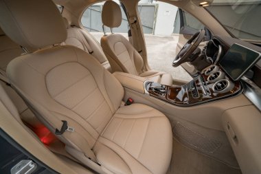 Yolcu koltuğu manzaralı Mercedes C300 sedan.