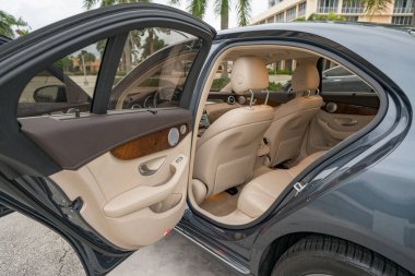 Mercedes Benz arka yolcu kapısı açık, güzel deri görünüyor. 