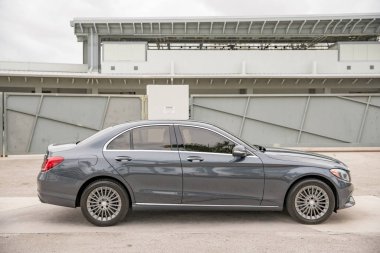 C300 Mercedes Benz lüks sedan yolcu yan fotoğraf