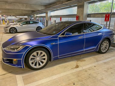 Tron Tesla mavisi beyaz çizgili