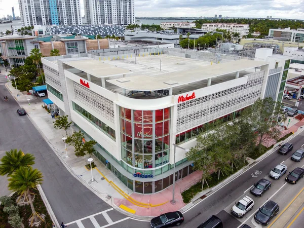 Foto aerea Michaels Miami Beach edificio e parcheggio sul tetto — Foto Stock