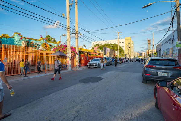 Ludzie spacerujący po ulicach o Wynwood Miami Basel 2019 — Zdjęcie stockowe
