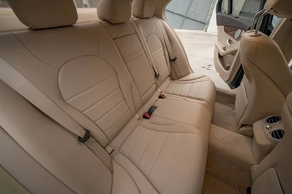 Πίσω όψη καθίσματος ενός c300 Mercedes sedan με καφέ δέρμα — Φωτογραφία Αρχείου