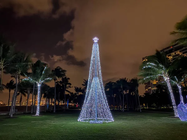 Árbol de Navidad Miami Beach South Pointe Park decoraciones navideñas —  Fotos de Stock