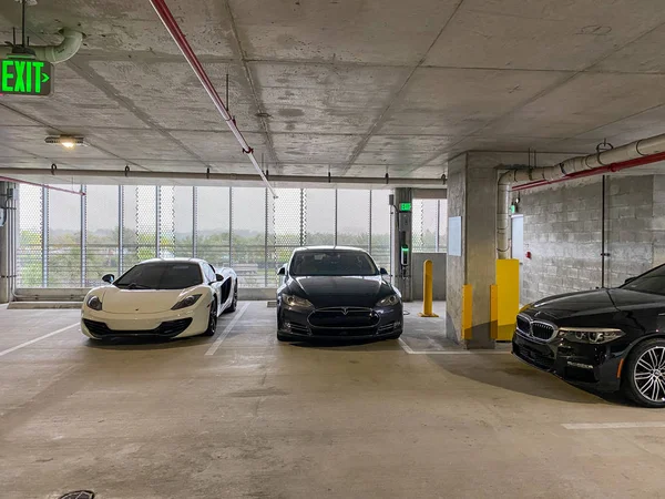 Parkeergarage elektrisch voertuig laadstation — Stockfoto