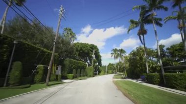 Miami Beach North Bay Road malikanelerinin önünde sürüş plakaları