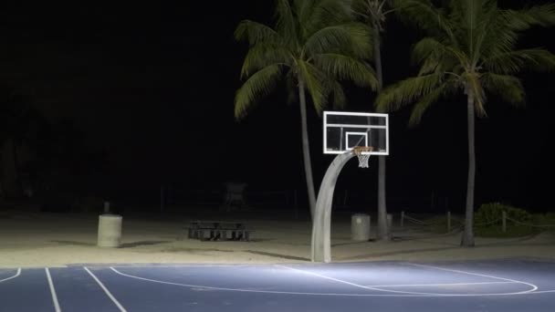 Spieler Nähert Sich Einem Basketballnetz — Stockvideo