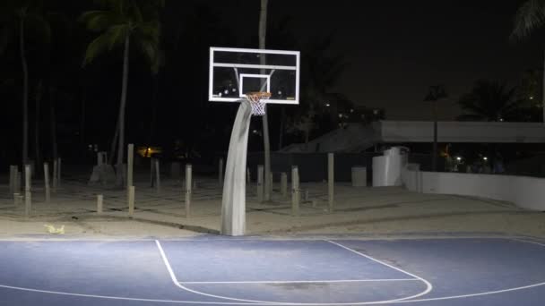 Filmbeelden Van Een Basketbalring Nachts — Stockvideo