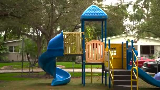 子供の遊び場がある公園4K — ストック動画