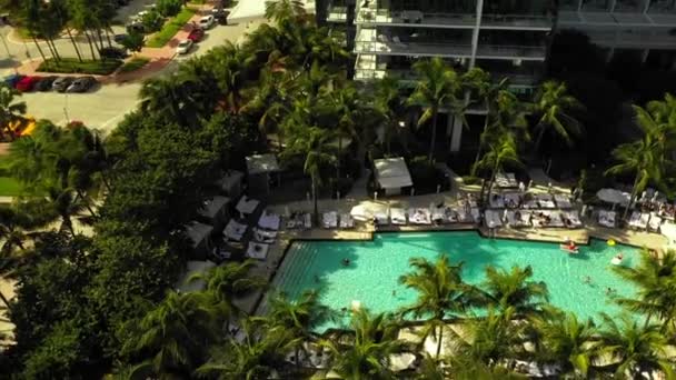 Aerial Pull Out Shot Miami Beach Hotel Pool Deck — Stock Video