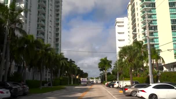 Conduzindo Para Baixo Câmera Estrada Suburbana Inclinar Para Ver Céu — Vídeo de Stock