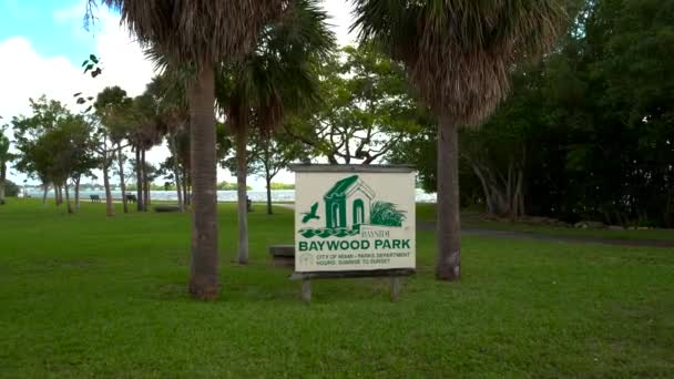 Rörelsevideo Baywood Park Miami Närmar Sig Skylt — Stockvideo