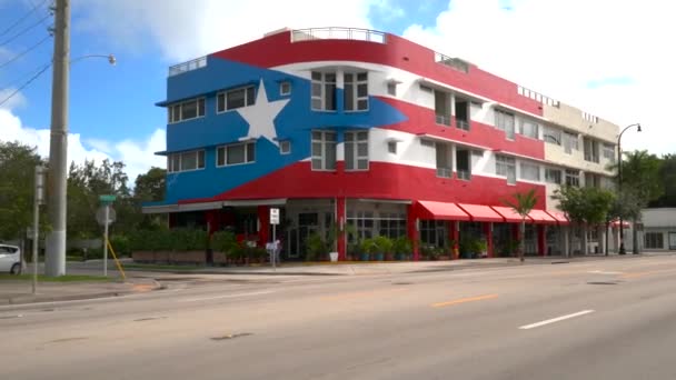 キューバ プエルトリコの旗のように描かれたラ プラシタのレストランビルマイアミ — ストック動画