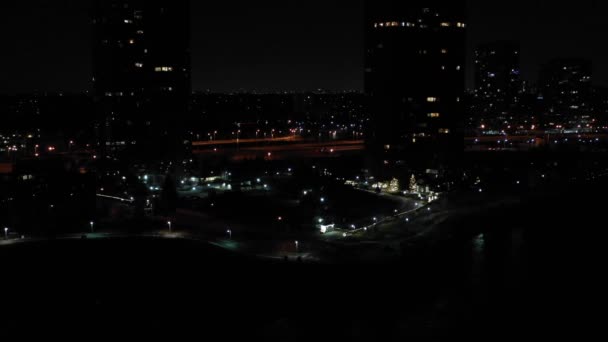 加拿大安大略省多伦多亨伯湾海岸空中夜间录像 — 图库视频影像