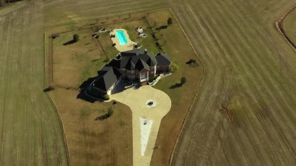 アメリカの豪華な田舎の邸宅の空中ドローンビデオ — ストック動画
