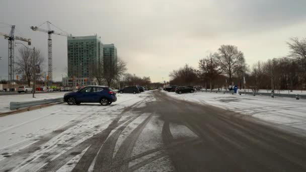 Spaziergang Über Parkplatz Sonnenpark Toronto — Stockvideo