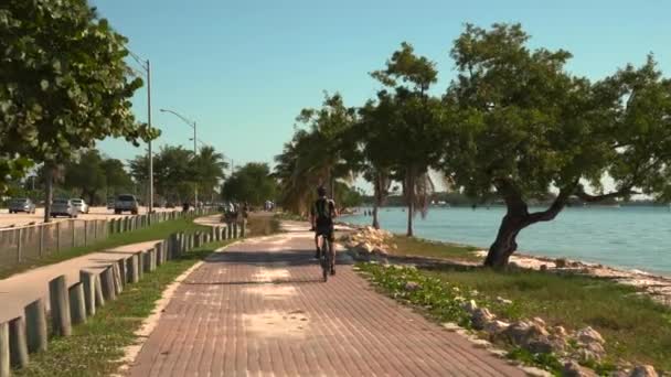 跟着一个骑自行车的人走在自行车道上 — 图库视频影像