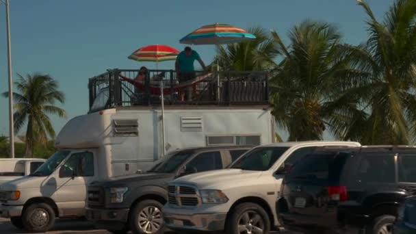 Çatı Güvertesi Masası Olan Özel Bir Karavan — Stok video