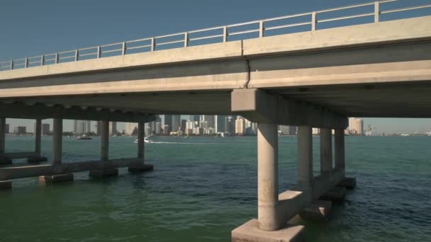 Video Panorámico Bajo Rickenbacker Causeway Miami — Vídeo de stock