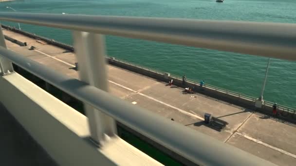 Köprüde Balık Tutan Insanların Görüşü Engellendi — Stok video