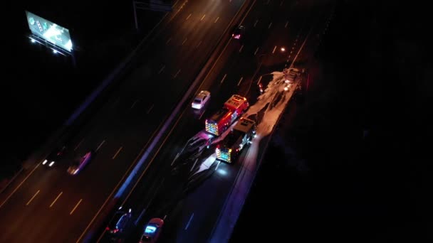 Tűzoltó Autó Tűzoltó Autópályán Éjszakai Drónlövésnél — Stock videók