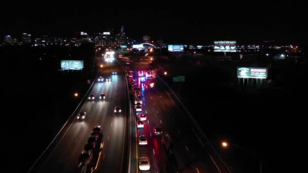 Nocna Antena Wideo Pożar Samochodu Autostradzie Strażackiej Światła Ratownicze — Wideo stockowe