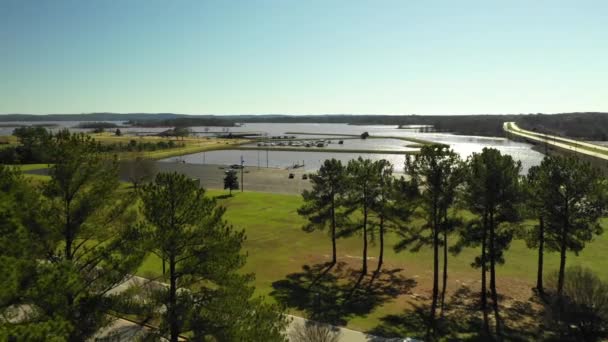 Aerial Video Lakepoint Resort Boat Ramp Eufaula Alabama Usa — стокове відео