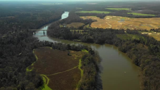 格鲁吉亚和阿拉巴马州之间Chattahoochee河的无人驾驶飞机镜头 — 图库视频影像