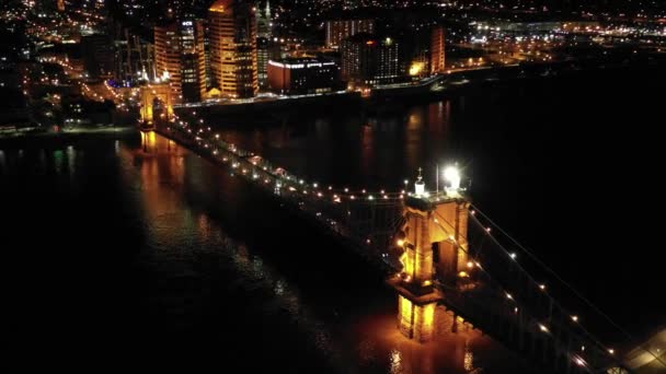 Съемки Ночной Воздушной Съемки John Roebling Suspension Bridge — стоковое видео