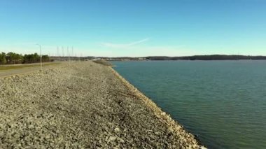 Kentucky Barajı 'nın Tennessee Nehri 4k üzerindeki hava aracı videosu.