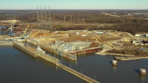 Aerial Video Boat Passing Kentucky Dam — стокове відео