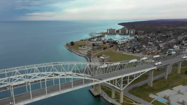 Luchtfoto Blue Water Bridge — Stockvideo