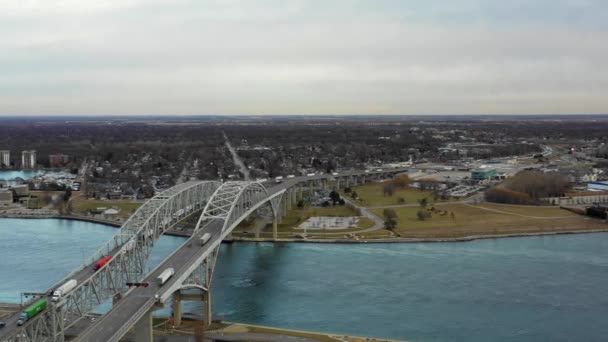 Antenne Blaue Wasserbrücke Grenzübergang — Stockvideo