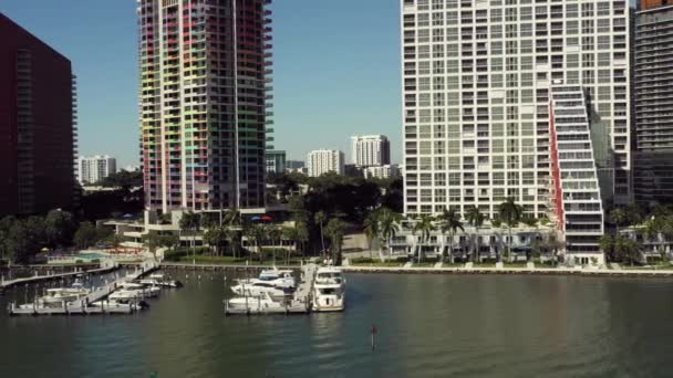 Vorbeifliegende Gebäude Waterfront Immobilien Ziegel Miami — Stockvideo