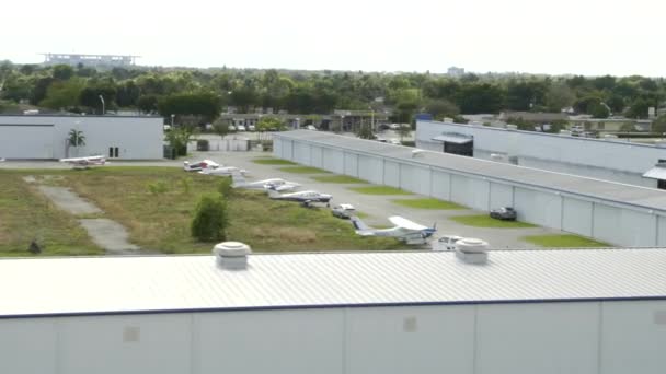 Avión Esperando Taxi Pista Del Aeropuerto Sobrevuelo Aéreo — Vídeo de stock