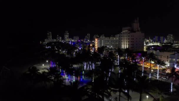 美しさは夜にマイアミビーチを撃つ — ストック動画