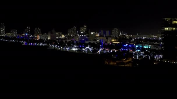 Nachtelijke Nadering Neon Lichten Van Miami Beach — Stockvideo