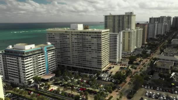 Drone Voando Edifícios Passados Praia — Vídeo de Stock