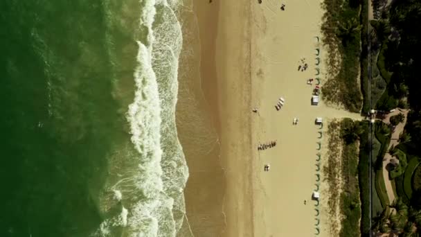 高空无人驾驶飞机在美丽多彩的海滩上鸣枪 — 图库视频影像