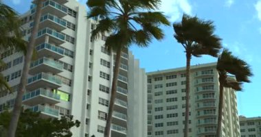 Hareket video binaları ve palmiye ağaçları Florida sahnesi