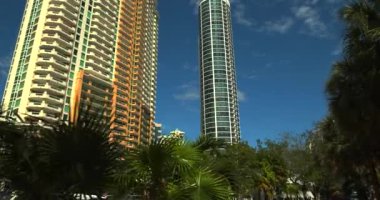 Fort Lauderdale Florida gökyüzünde yüksek binalar ve hareketli palmiye ağaçları.