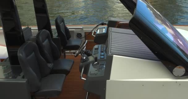 Barco Controle Velocidade Luxo Deck — Vídeo de Stock