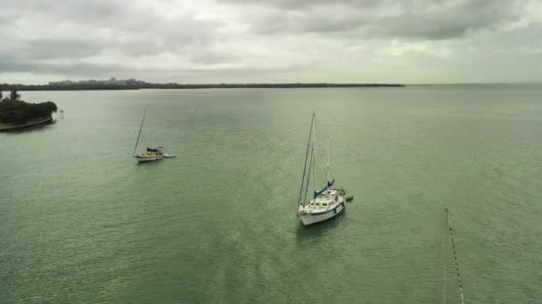 Barco Vela Vídeo Órbita Aérea Baía — Vídeo de Stock