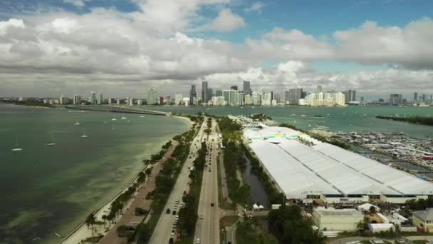 Rickenbacker Causeway Miami Dusing Båt Show 2020 — Stockvideo