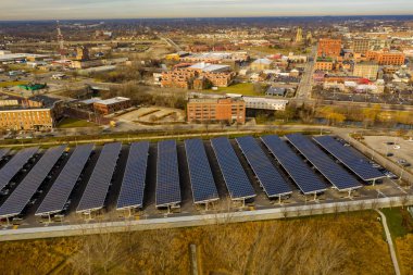 Hava aracı fotoğrafı güneş enerjisi panelleri Toledo Ohio otoparkında