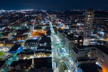 Hamilton Ontario Kanada şehir merkezinin gece fotoğrafı.