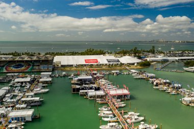 Miami Boat Show 'da güneşli bir gün.