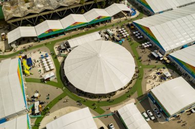 Müşteriler Miami Uluslararası Boat Show 2020 'yi ziyaret ediyor.