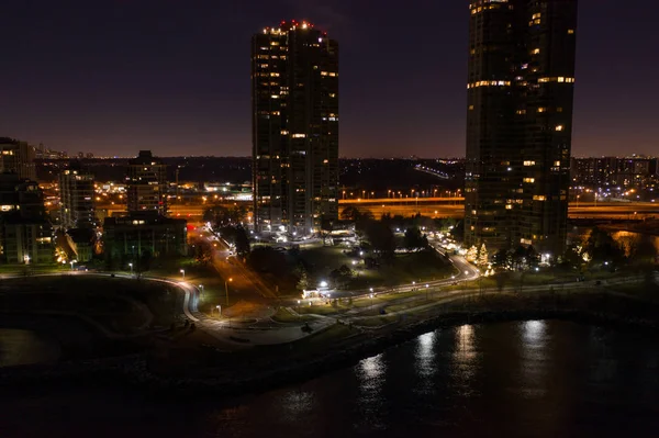Night aerial photo Humber Bay Toronto bike lane and condominium — 图库照片